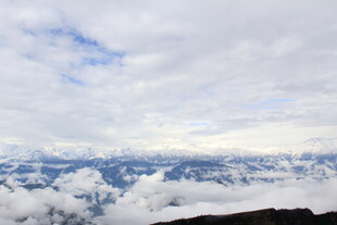 云海之上的壮丽天空景观