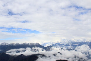 云端雪山壮丽美景