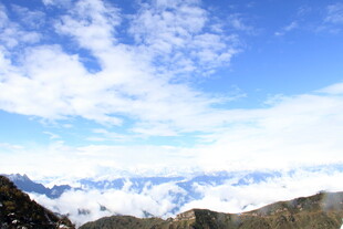 壮丽雪山与蓝天白云景观