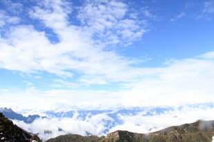 壮丽雪山蓝天白云美景