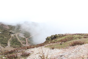 山间云雾缭绕的自然景致