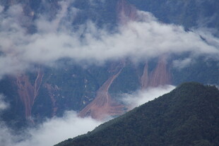 云雾缭绕的壮丽山景