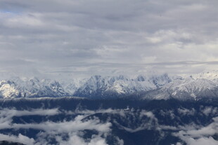 云端之上的壮丽雪山景观