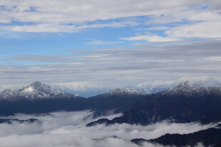 云海环绕的壮丽山脉景观
