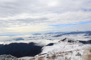 雪山云海壮丽景观