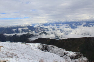雪山云海壮丽风光