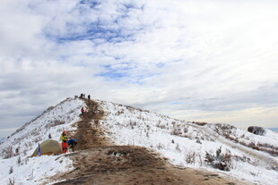雪中山路徒步者
