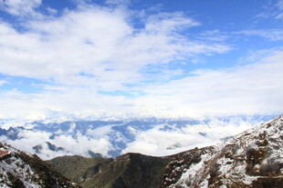 雪山云海壮丽自然景观