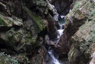 山间溪流穿岩石而过