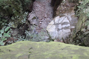 山间隐秘的自然岩石景观