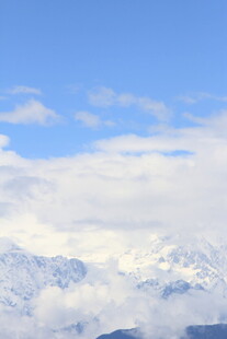 雪山云海蓝天壮丽景观