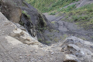 山间崎岖的土石地貌