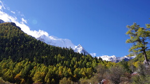 山林蓝天美景