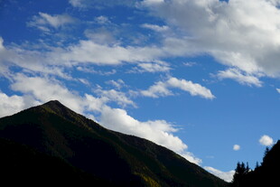 蓝天青山美景