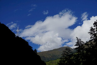山间蓝天白云绿树美景