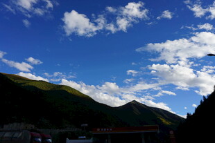 蓝天白云下的秀丽山峦