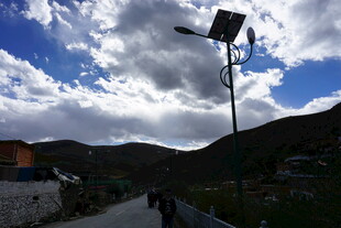 山间太阳能路灯与行人
