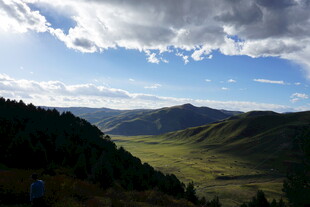 山间美景 蓝天白云下的绿野