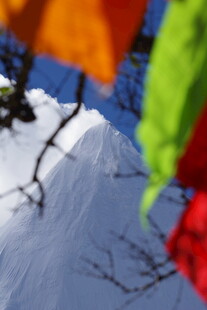 雪山彩旗景