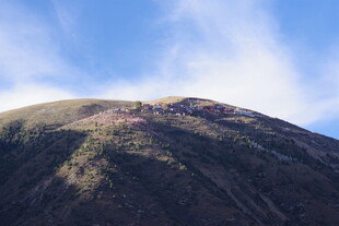 巍峨青山蓝天白云美景