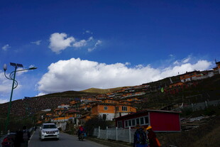 山间公路旁的多彩建筑