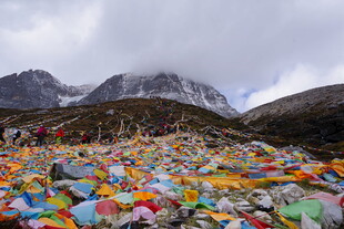 山间五彩经幡阵