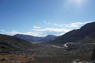 壮丽山间风景蓝天映山峦