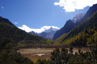 山间美景 秋色与蓝天相映