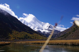 雪山下的静谧湖景