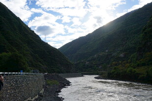 山间河流风景秀丽