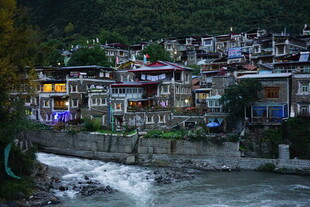 河畔山村夜景