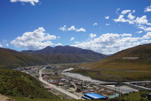 山间城镇俯瞰美景