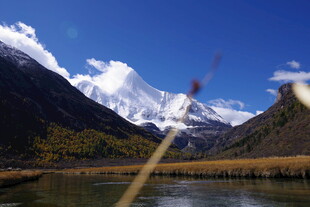 雪山湖泊秋日美景