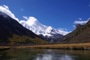 雪山下的静谧湖泊