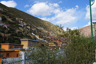藏区山间村落景致