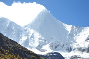 巍峨雪山壮丽景致