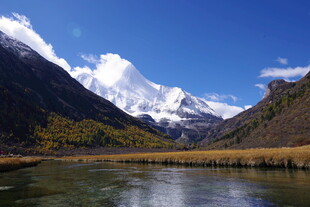 雪山下的宁静湖泊