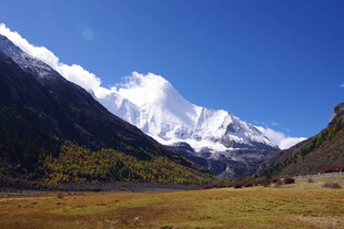 壮丽雪山下的开阔美景
