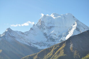 巍峨雪山壮丽景致