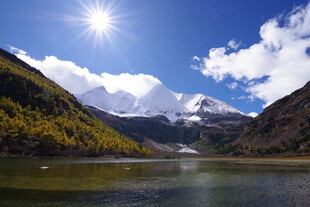 高山湖泊壮丽自然风光