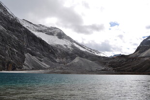 高山湖畔美景