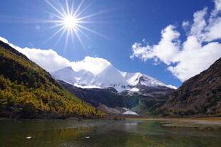 高山湖泊映耀灿烂阳光