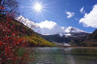 雪山湖畔绚烂秋景