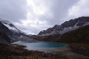 高山蓝湖 云雾缭绕之景