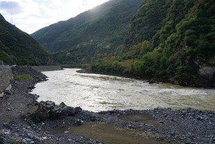 山间河流风景