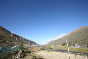 山间河谷风光