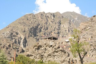 巍峨高山景色