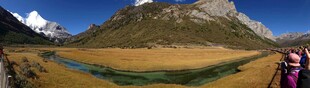 壮丽山景中的徒步旅行者