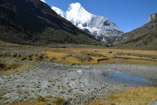 山间湖畔美景