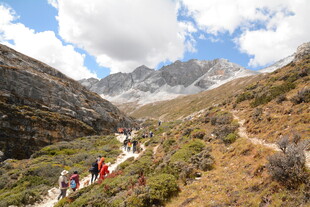 山间徒步美景